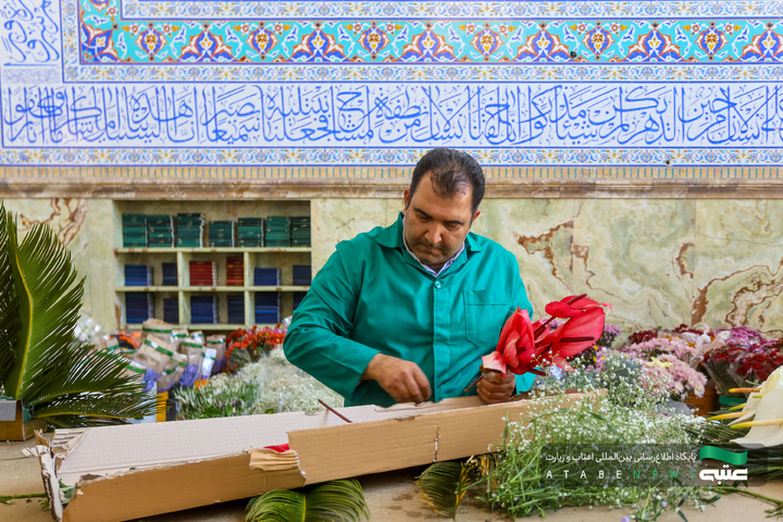 آماده‌سازی گل‌های حرم مطهر رضوی در دهه کرامت