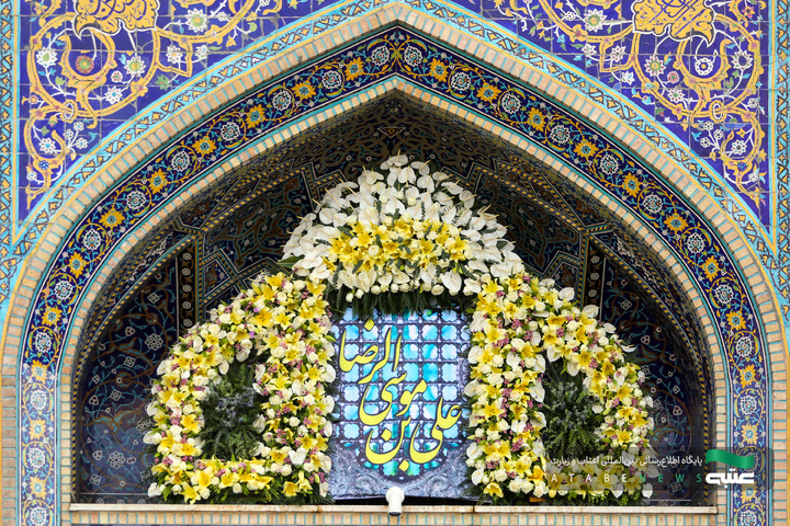 گل آرایی حرم مطهر رضوی در دهه کرامت