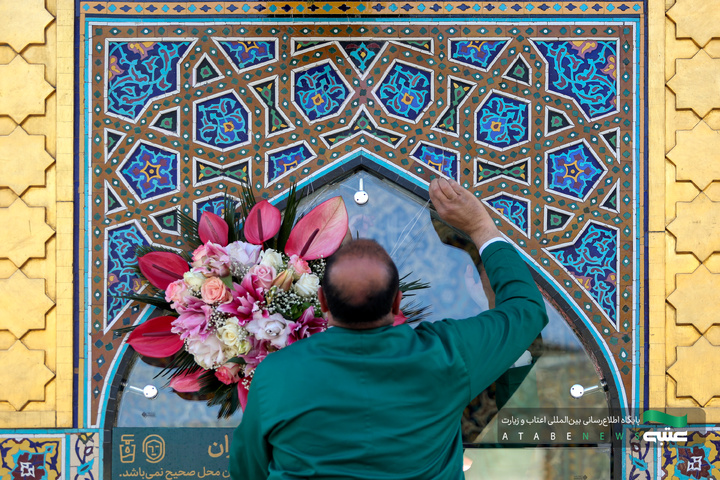گل آرایی حرم مطهر رضوی در دهه کرامت