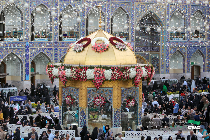 گل آرایی حرم مطهر رضوی در دهه کرامت