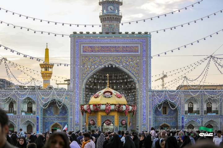 گل آرایی حرم مطهر رضوی در دهه کرامت