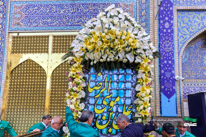 گل آرایی حرم مطهر رضوی در دهه کرامت