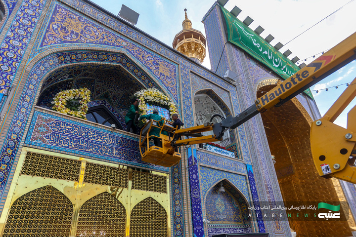 گل آرایی حرم مطهر رضوی در دهه کرامت