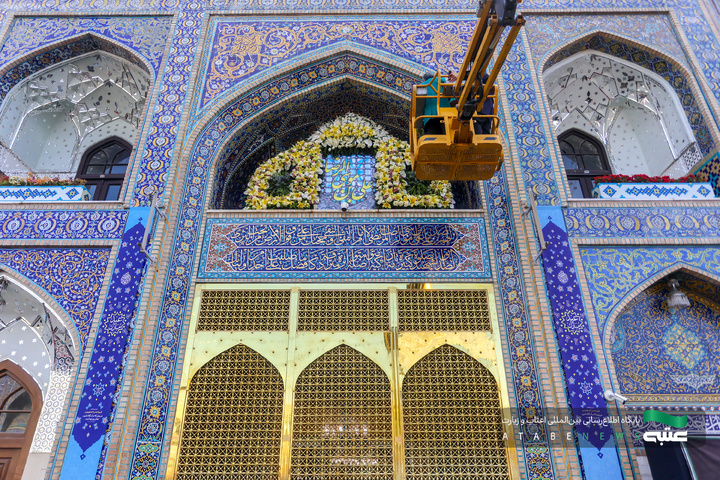 گل آرایی حرم مطهر رضوی در دهه کرامت