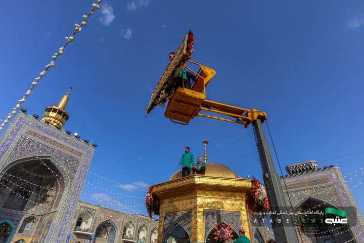 گل آرایی حرم مطهر رضوی در دهه کرامت