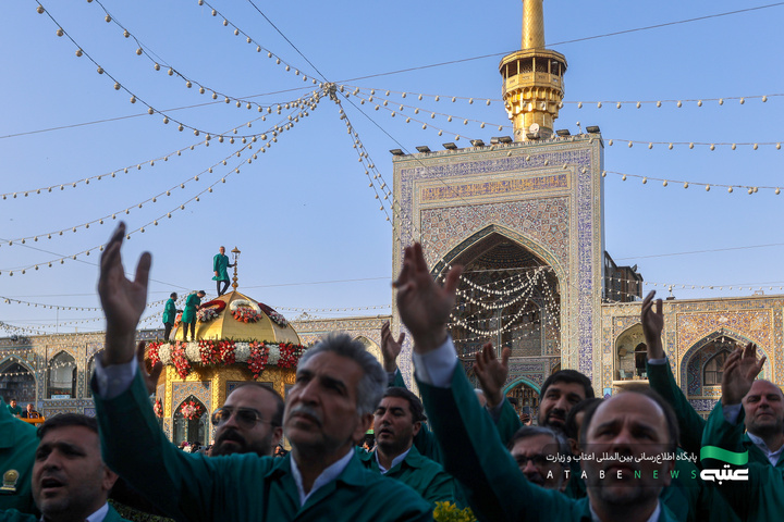 گل آرایی حرم مطهر رضوی در دهه کرامت