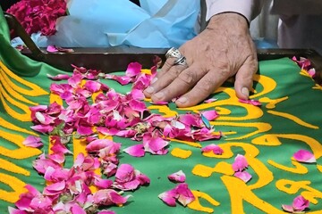 اهتزاز پرچم گنبد رضوی در مسجد نبوی شهر کراچی در پاکستان