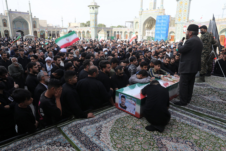 تشییع باشکوه بسیجی شهید مدافع امنیت در حرم بانوی کرامت