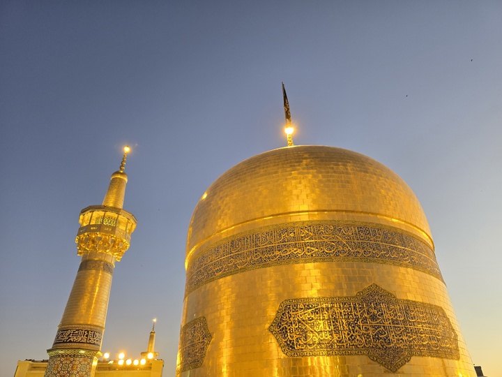 پرچم مشکی بر فراز گنبد رضوی ؛ مشهد در آستانه روز زیارتی امام رضا علیه‌السلام رنگ عزا گرفت