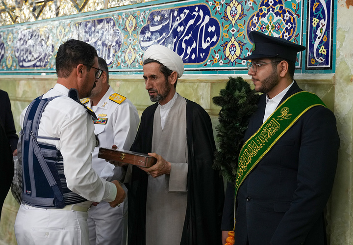 تشرف جانبازان و افسران ناوشکن دنا به زیارت حرم بانوی کرامت + تصاویر
