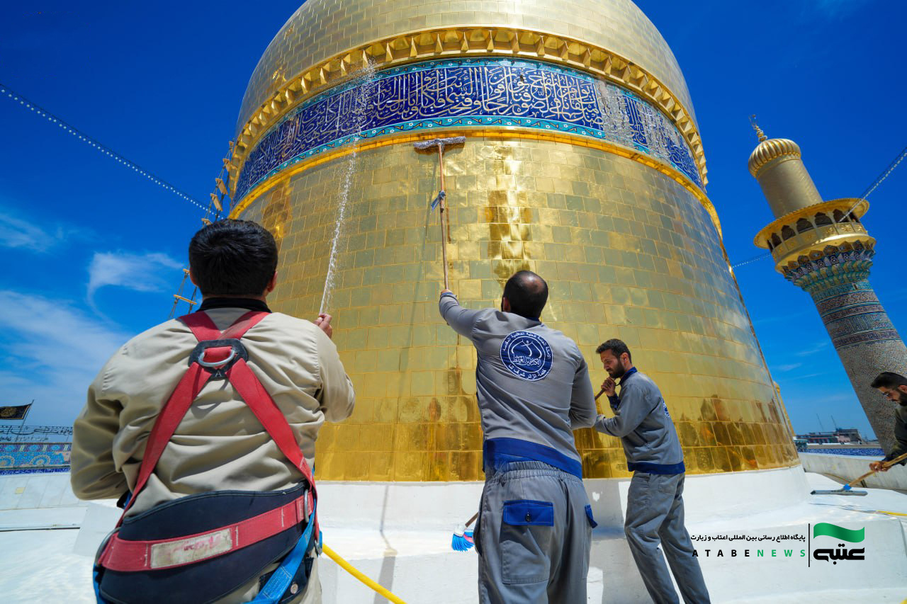 گنبدهای طلایی حرم امامین جوادین علیهماالسلام شست‌وشو و غبارروبی شد