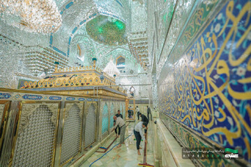 غبار روبی ضریح مطهر کاظمین در آستانه شهادت جوادالائمه (علیه السلام)