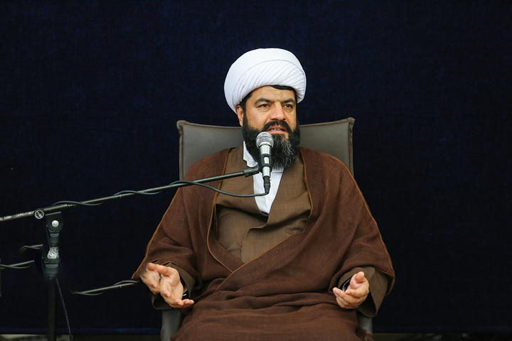 عاقل‌ترین انسان‌ها کسی است که از خدا اطاعت و از دشمن خدا پرهیز کند