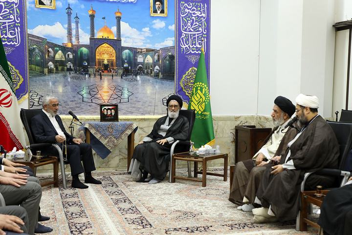 رفت‌وآمد مسئولان و علمای ایران و عراق توطئه دشمن را خنثی می‌کند