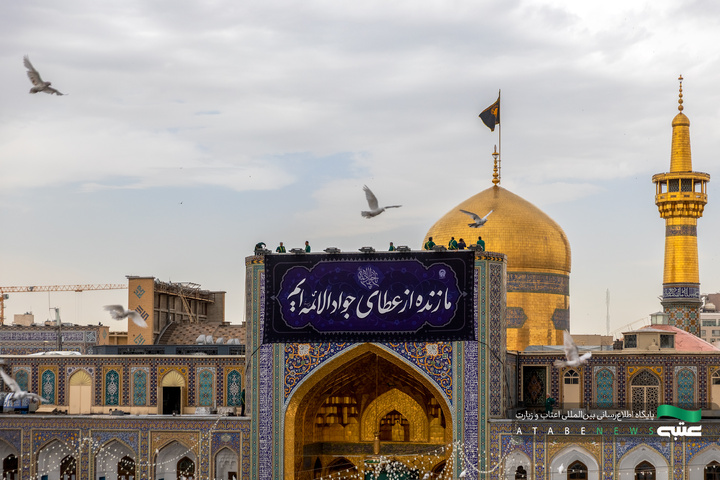 نصب کتیبه‌های شهادت امام جواد علیه‌السلام در حرم مطهر رضوی