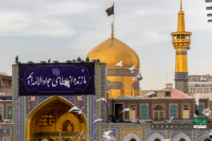 نصب کتیبه‌های شهادت امام جواد علیه‌السلام در حرم مطهر رضوی
