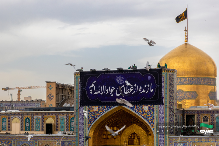 نصب کتیبه‌های شهادت امام جواد علیه‌السلام در حرم مطهر رضوی