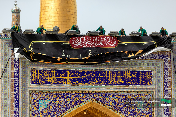 نصب کتیبه‌های شهادت امام جواد علیه‌السلام در حرم مطهر رضوی