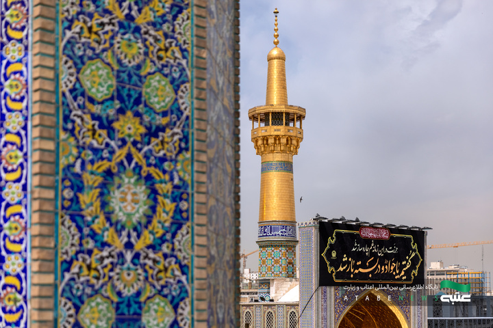نصب کتیبه‌های شهادت امام جواد علیه‌السلام در حرم مطهر رضوی