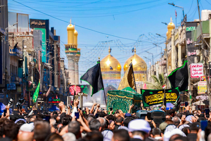 تشییع نمادین پیکر امام جواد علیه‌السلام در میان خیل عظیم عزاداران در کاظمین