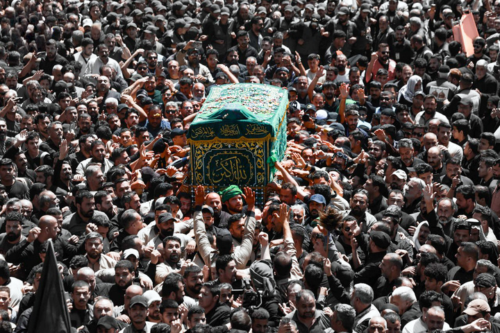 تشییع نمادین پیکر امام جواد علیه‌السلام در میان خیل عظیم عزاداران در کاظمین
