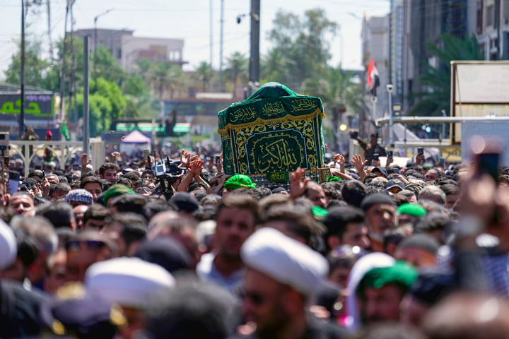 تشییع نمادین پیکر امام جواد علیه‌السلام در میان خیل عظیم عزاداران در کاظمین