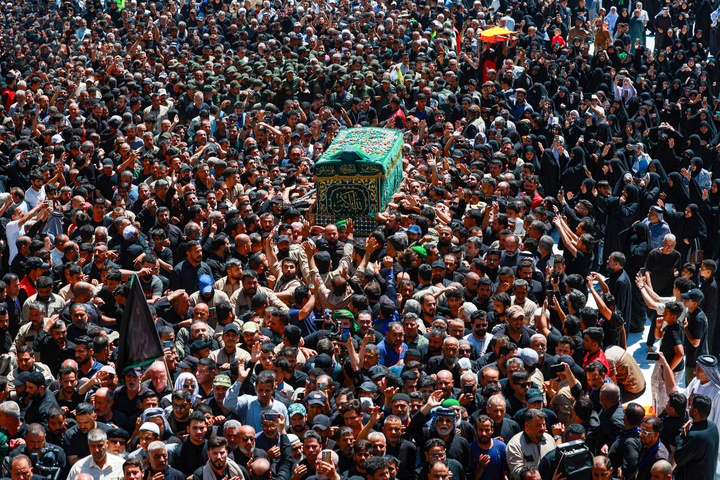 تشییع نمادین پیکر امام جواد علیه‌السلام در میان خیل عظیم عزاداران در کاظمین