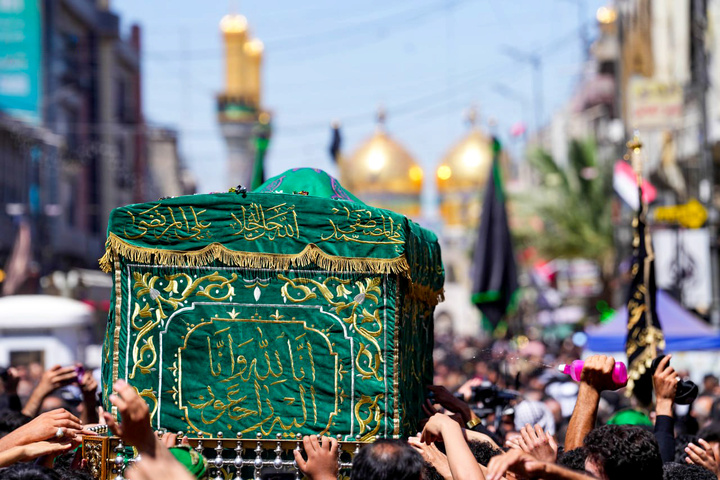 تشییع نمادین پیکر امام جواد علیه‌السلام در میان خیل عظیم عزاداران در کاظمین
