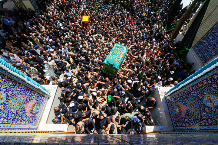تشییع نمادین پیکر امام جواد علیه‌السلام در میان خیل عظیم عزاداران در کاظمین