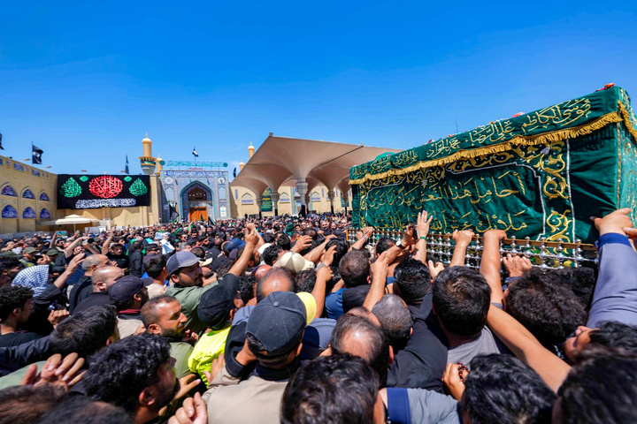 تشییع نمادین پیکر امام جواد علیه‌السلام در میان خیل عظیم عزاداران در کاظمین