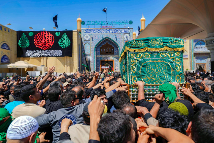 تشییع نمادین پیکر امام جواد علیه‌السلام در میان خیل عظیم عزاداران در کاظمین