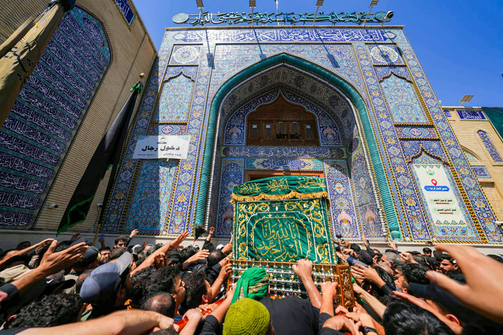 تشییع نمادین پیکر امام جواد علیه‌السلام در میان خیل عظیم عزاداران در کاظمین