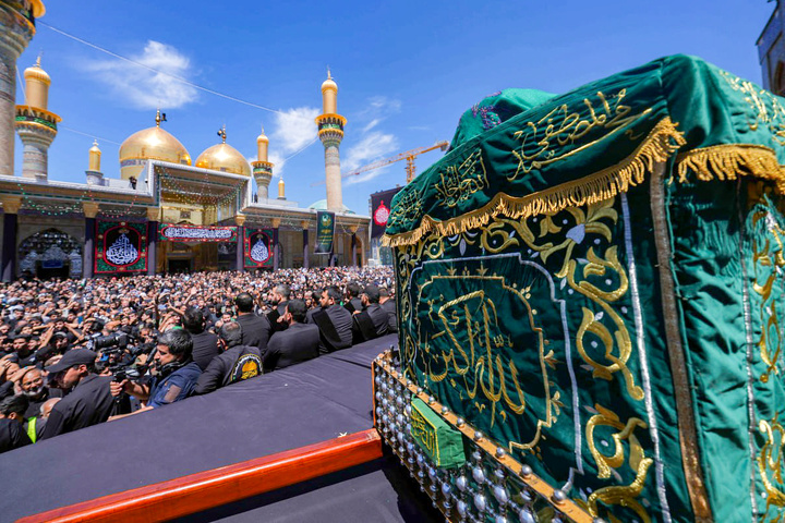 تشییع نمادین پیکر امام جواد علیه‌السلام در میان خیل عظیم عزاداران در کاظمین