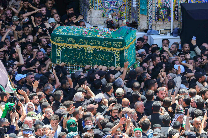 تشییع نمادین پیکر امام جواد علیه‌السلام در میان خیل عظیم عزاداران در کاظمین