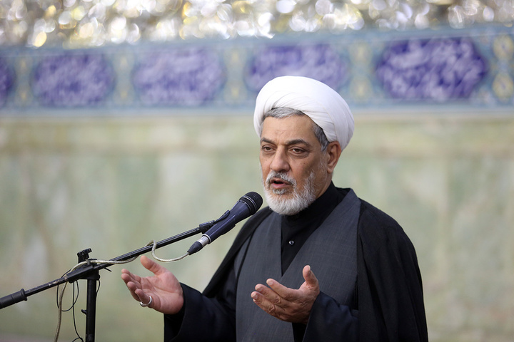 غبارروبی حرم مطهر بانوی کرامت توسط مدیران روابط عمومی‌های قم