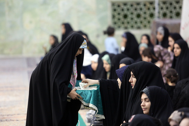 غبارروبی حرم مطهر بانوی کرامت توسط مدیران روابط عمومی‌های قم