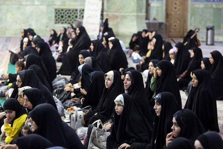 غبارروبی حرم مطهر بانوی کرامت توسط مدیران روابط عمومی‌های قم