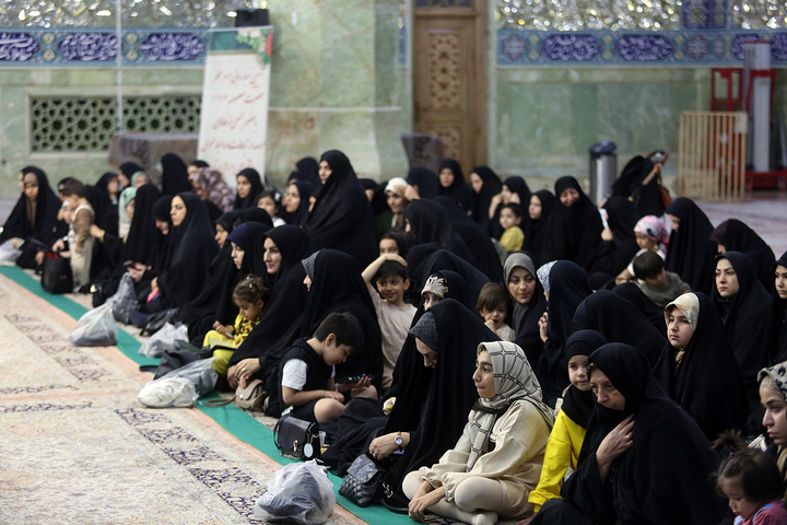 غبارروبی حرم مطهر بانوی کرامت توسط مدیران روابط عمومی‌های قم