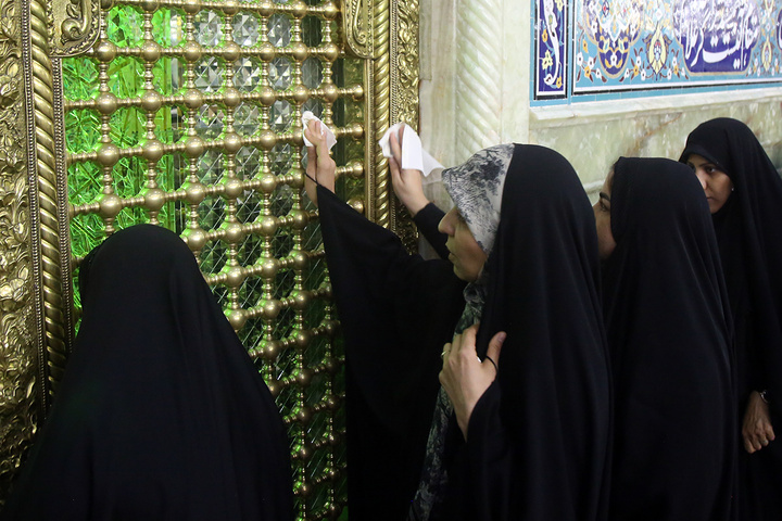 غبارروبی حرم مطهر بانوی کرامت توسط مدیران روابط عمومی‌های قم