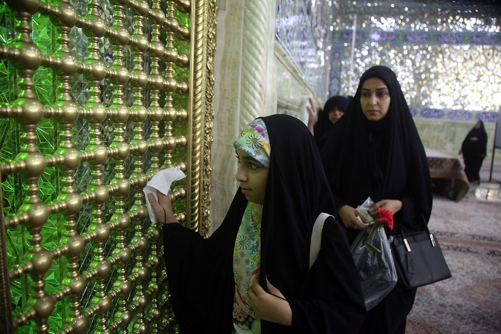 غبارروبی حرم مطهر بانوی کرامت توسط مدیران روابط عمومی‌های قم