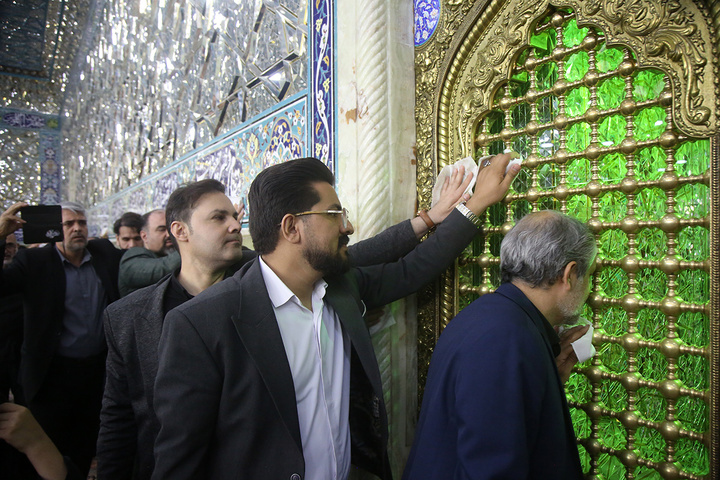 غبارروبی حرم مطهر بانوی کرامت توسط مدیران روابط عمومی‌های قم