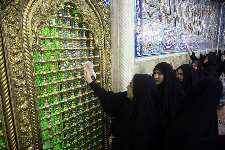 غبارروبی حرم مطهر بانوی کرامت توسط مدیران روابط عمومی‌های قم