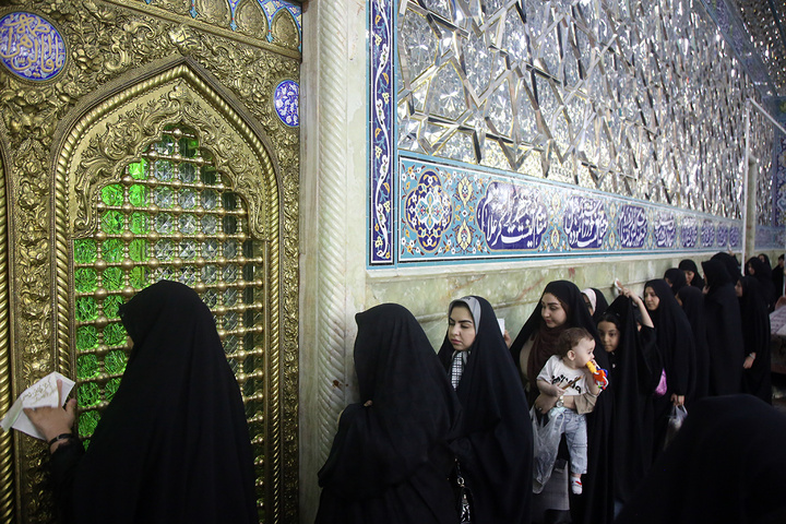 غبارروبی حرم مطهر بانوی کرامت توسط مدیران روابط عمومی‌های قم