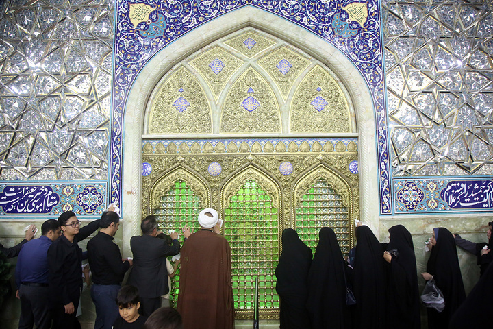 غبارروبی حرم مطهر بانوی کرامت توسط مدیران روابط عمومی‌های قم