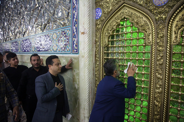 غبارروبی حرم مطهر بانوی کرامت توسط مدیران روابط عمومی‌های قم