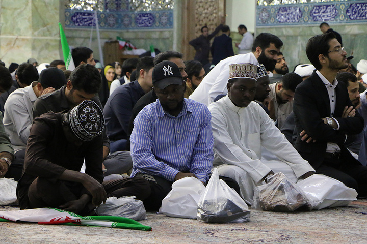 جشن ازدواج ۲۰۰ زوج طلبه در حرم حضرت فاطمه معصومه(س)