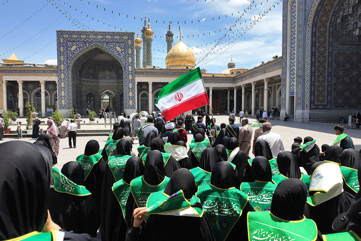 تشرف خانواده شهدای اهواز در جنگ تحمیلی رمضان به زیارت حرم بانوی کرامت