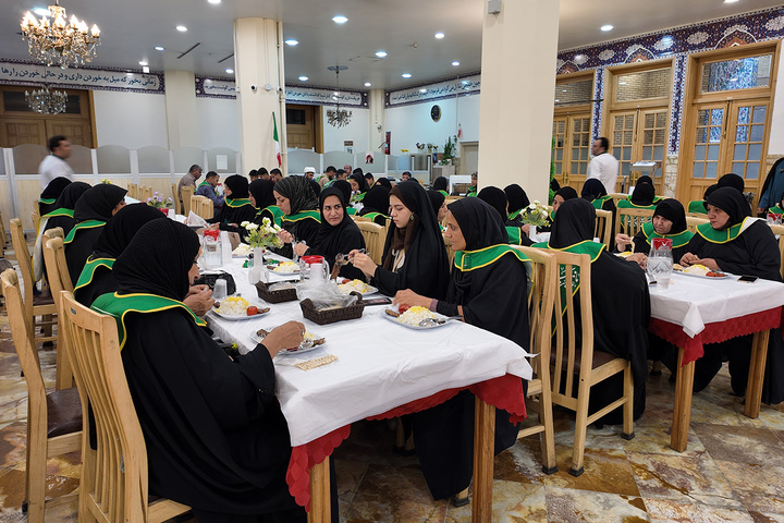 تشرف خانواده شهدای اهواز در جنگ تحمیلی رمضان به زیارت حرم بانوی کرامت