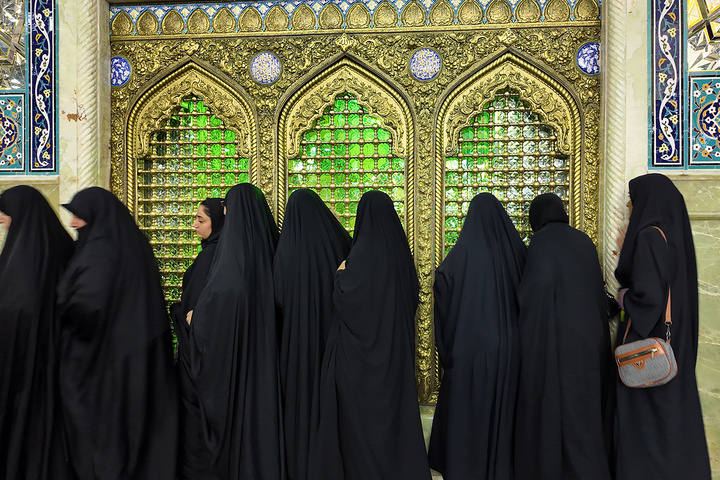 تشرف خانواده شهدای اهواز در جنگ تحمیلی رمضان به زیارت حرم بانوی کرامت