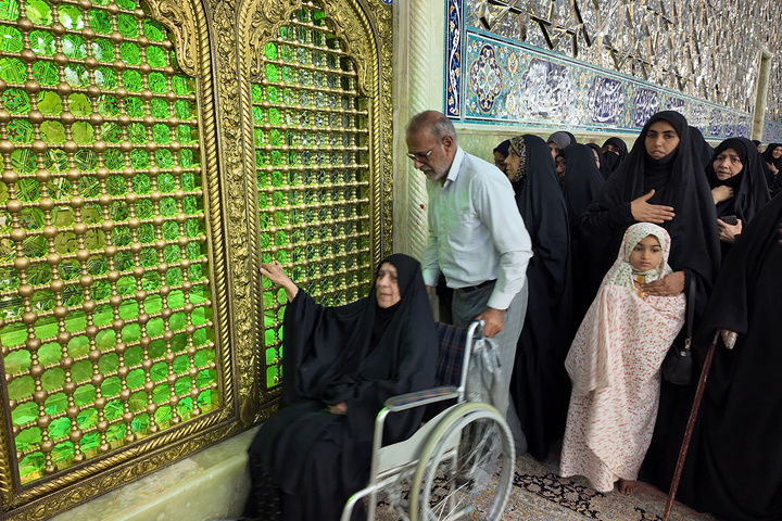 تشرف خانواده شهدای اهواز در جنگ تحمیلی رمضان به زیارت حرم بانوی کرامت
